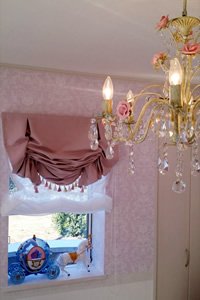 娘さんの部屋はバラのシャンデリアとアクセントクロスの組み合わせ。成長してからも飽きがこない部屋を目指した