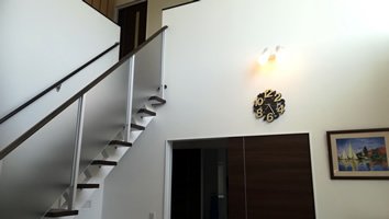 階段は、デザイン性の高いオープンステア（スケルトン階段）をチョイス