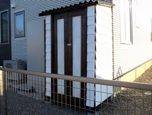 DIYした2枚扉のガーデンシェッド（物置小屋）。土台も防水対策もばっちり
