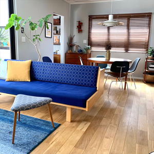 リビングダイニング。青色のデイベッドはデンマークを代表する家具デザイナー、ハンス・J・ウェグナーのGE258