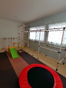 2階の子ども部屋。室内うんていをDIYして、アスレチックルームとして活用