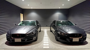 納車時の写真。左側が以前乗っていたXE。右側が今所有しているXE-S。外装はほぼ変わりないが、XEはエクステリアカラーがアンモナイトグレー。XE-Sはストームグレー