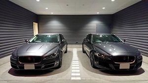 納車時の写真。左側が以前乗っていたXE。右側が今所有しているXE-S。外装はほぼ変わりないが、XEはエクステリアカラーがアンモナイトグレー。XE-Sはストームグレー