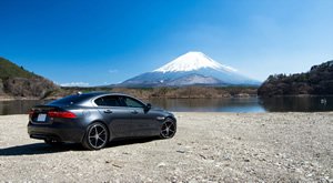 富士山と精進湖を背景に。自然のなかでも都会でも、どんな場所でもしっくりとなじむ