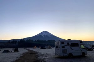 富士山の麓でキャンプしたときの1枚。キャンピングカーだと空調が効いたなかで、素晴らしい風景と出会える