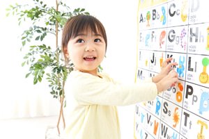 子供がアルファベットを学習している画像