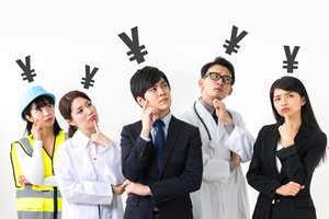 5人がお金について考えている画像