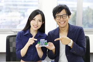 女性と男性が小さな家を指差している画像