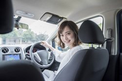 車を運転している女性の画像