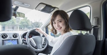 車を運転している女性の画像