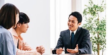 2人の男性と１人の女性が会話している画像