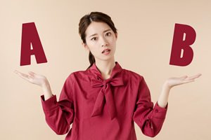 女性がAとBを両手で支えている画像