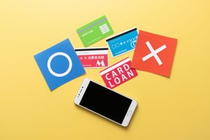 ○×のカード、カード、通帳、スマートフォンの画像