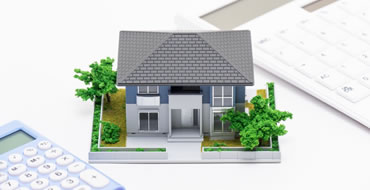 電卓と家の模型の画像
