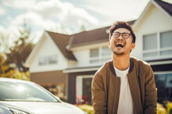 車を買って喜ぶ男性