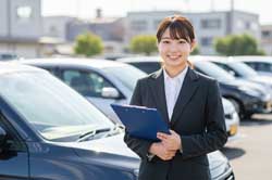 自動車販売店の従業員