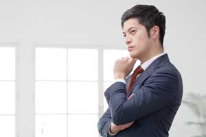 悩む男性