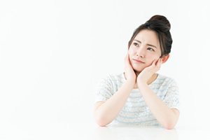 頬杖をついている女性の画像