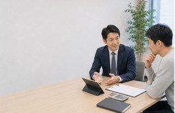 ローンの返済について専門家に相談する男性