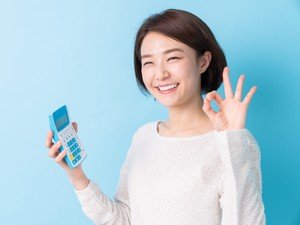 電卓と笑顔の女性